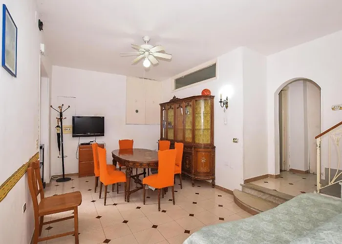 4 Bedroom In Casa vacanze *